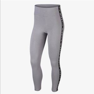 NIKE Air Women’s Tight Fit 7/8 Length Leggings
